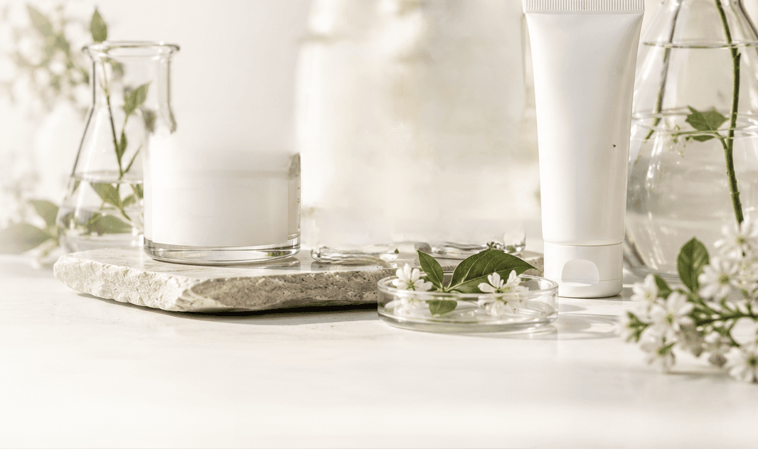 Flacons Pure & Lab entourés de feuillage frais